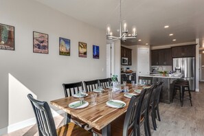 Comedor con mesa de madera dispuesta para seis personas, rodeado de sillas.