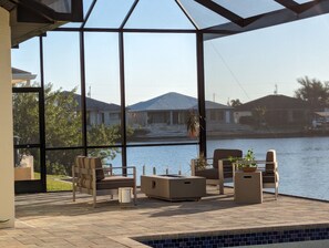 Una piscina al aire libre, una piscina climatizada