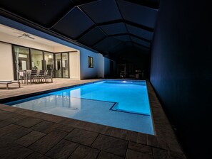 Una piscina al aire libre, una piscina climatizada