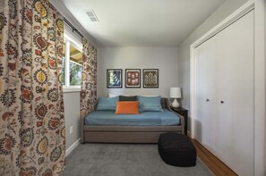 2 bedrooms, iron/ironing board, WiFi, bed sheets - Belle of the Ball! Biking, Wineries, Westside Hood River! (Hood River)