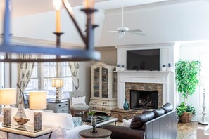 Televisión y chimenea 