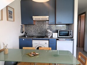 Réfrigérateur, micro-ondes, cafetière/bouilloire, grille-pain