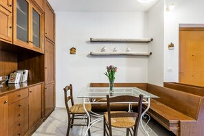 Dining - GuestHost - Royal Palace & Independence Square Roomy Flat (Palermo)