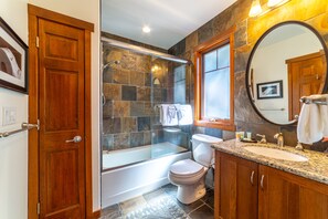 Shower, hair dryer, towels, shampoo - Luxury home close to Village; Garage & Jacuzzi (Mammoth Lakes)