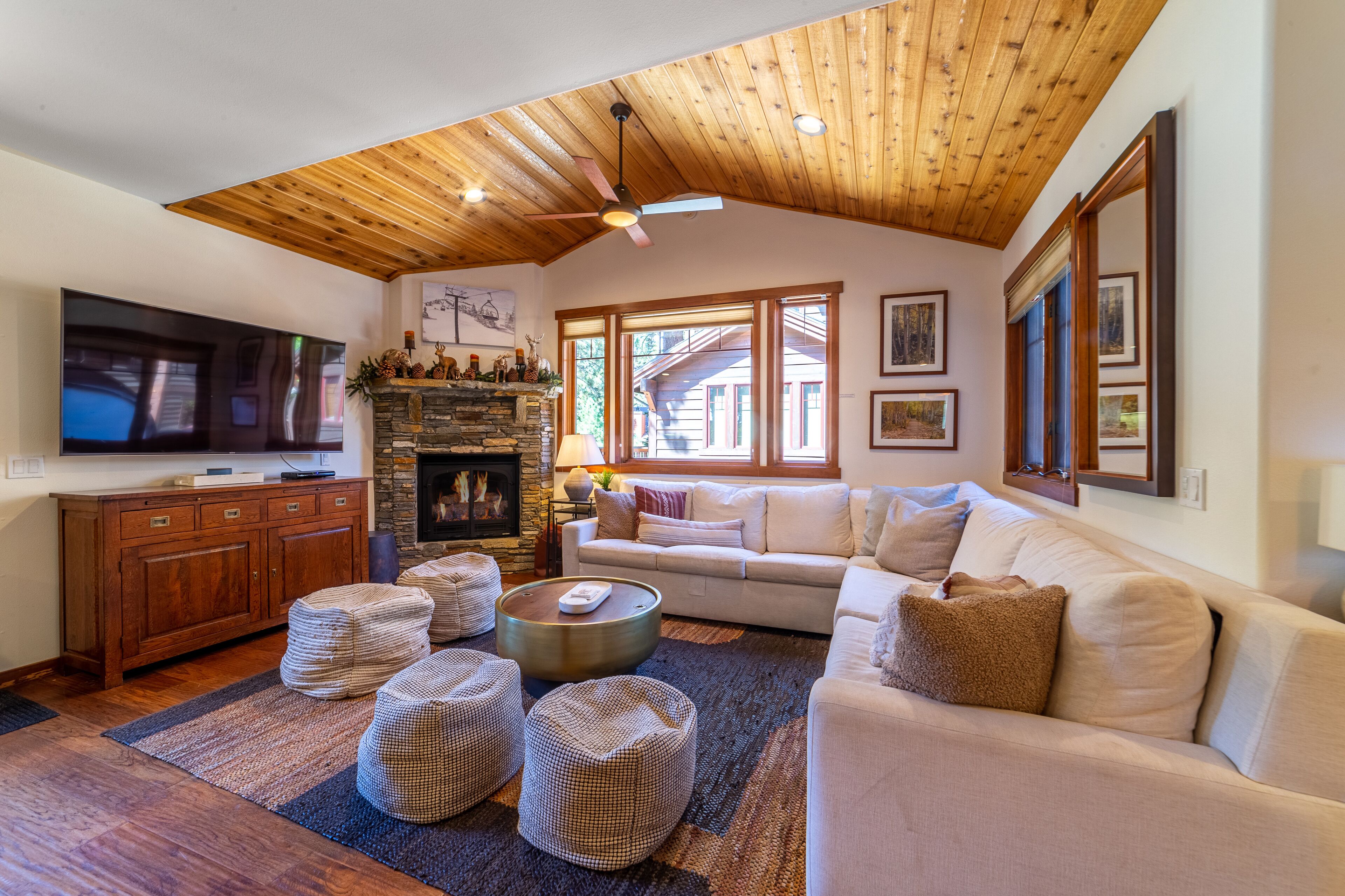 Luxury home close to Village; Garage & Jacuzzi