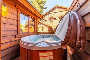 Outdoor spa tub - Luxury home close to Village; Garage & Jacuzzi (Mammoth Lakes)