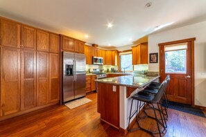 Køleskab, mikrobølgeovn, ovn, kogeplade