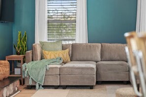 Smart TV, lareira, livros, aparelho de som