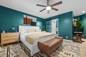 3 quartos, escrivaninha, ferros/tábuas de passar roupa, berço de viagem