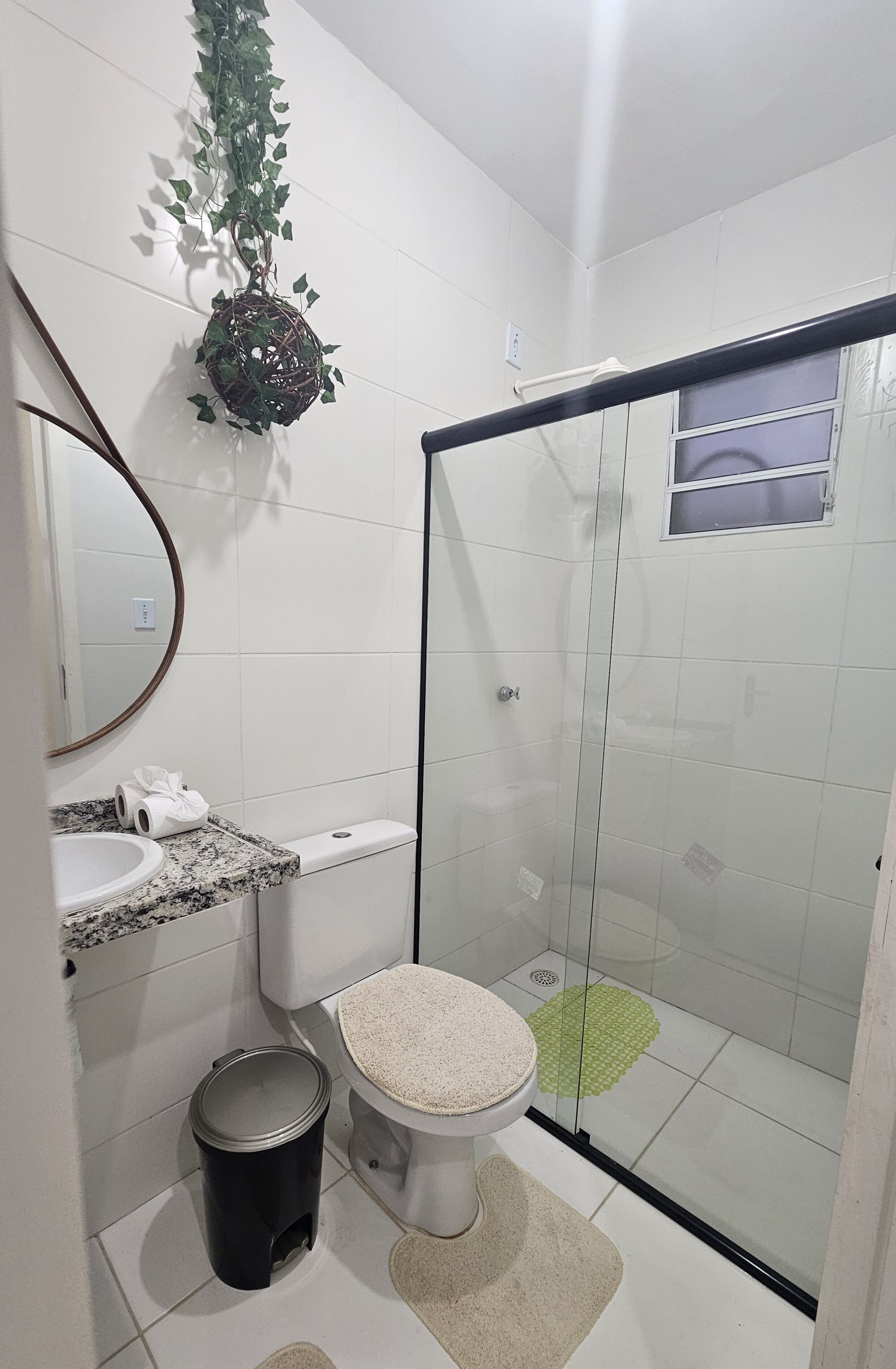 Een douche, zeep, toiletpapier
