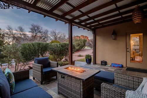 Experience luxury at Sedona Birdsong, a 3-bed retreat in Village of Oak Creek.