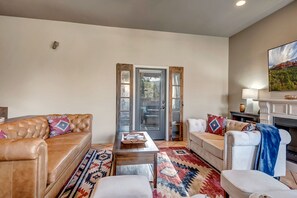 Een smart-tv, een open haard en boeken