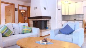 TV, fireplace