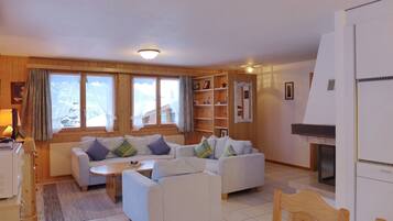 Televisión y chimenea