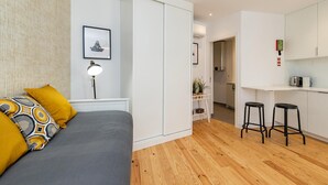 A modern bedroom with a bed, a bedside lamp, and a wardrobe. - Belem Design Studio 2 by Homing (Lisbon)