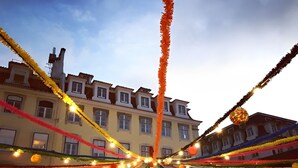 Un bâtiment doté de nombreuses fenêtres et de balcons, décoré de guirlandes colorées et de lumières.