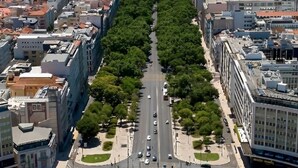 Une vue aérienne d’une ville avec un monument central entouré d’une place circulaire, de rues et d’immeubles.