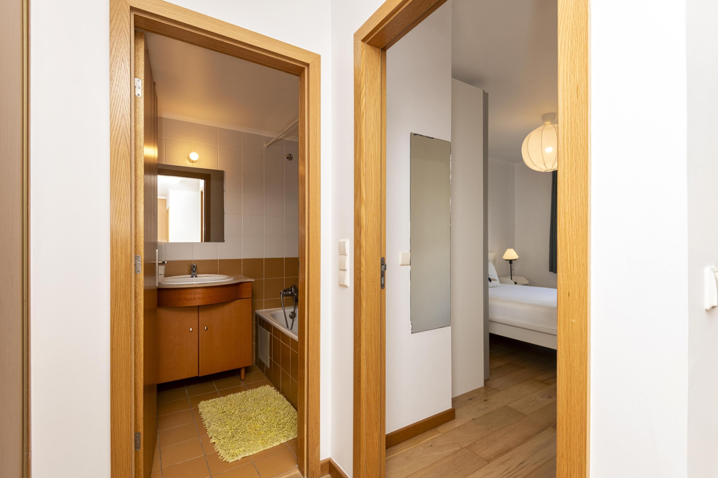 Ein modernes Badezimmer mit Waschbecken, Spiegel und Dusche.