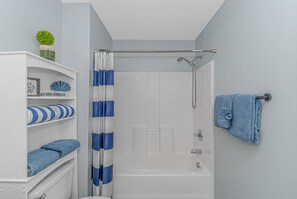 Douche, sèche-cheveux, serviettes fournies, savon