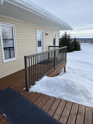Terrace/patio - Lakefront cabin at Lake of The Prairies - Hot Tub - (Dropmore)