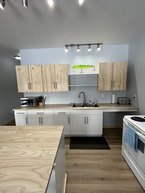 Microondas, horno y placa de cocina