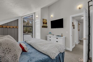 2 habitaciones, escritorio y tabla de planchar con plancha