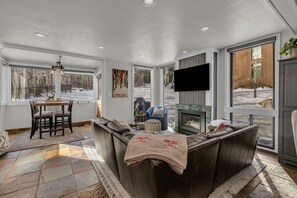 TV connectée, cheminée, baby-foot, table de tennis de table