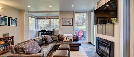 Smart TV, chimenea, futbolito, mesa de ping pong