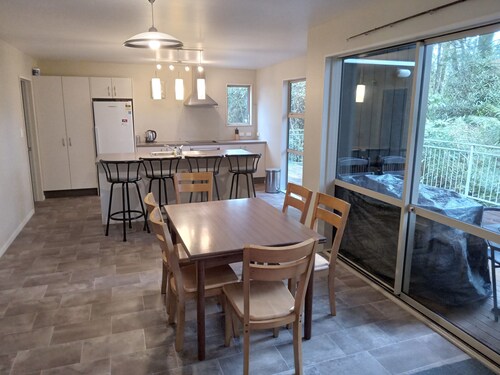 Holiday house on 1 acre of native bush a few minutes walk to lake Brunner