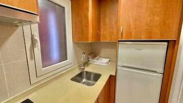 Refrigerador, microondas, tostadora y utensilios de cocina