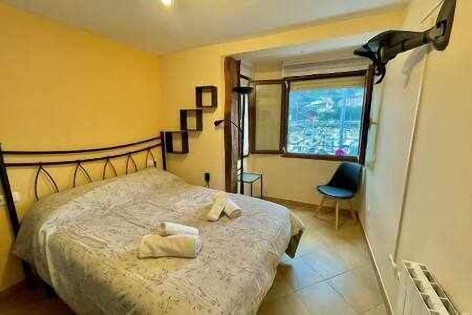 1 habitación, tabla de planchar con plancha y cuna de viaje 