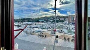 A marina with boats docked and a clear sky. - Kai Etxea , el mismo puerto de Bermeo (Bermeo)