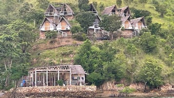 Vista frontal de la propiedad