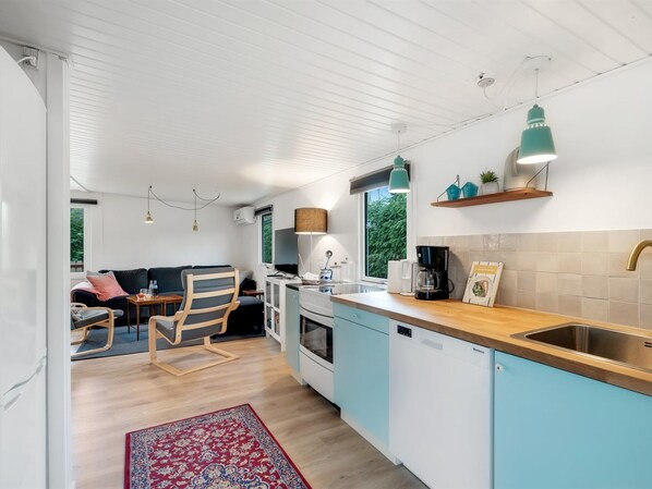 Fridge, oven, dishwasher, cookware/dishes/utensils
