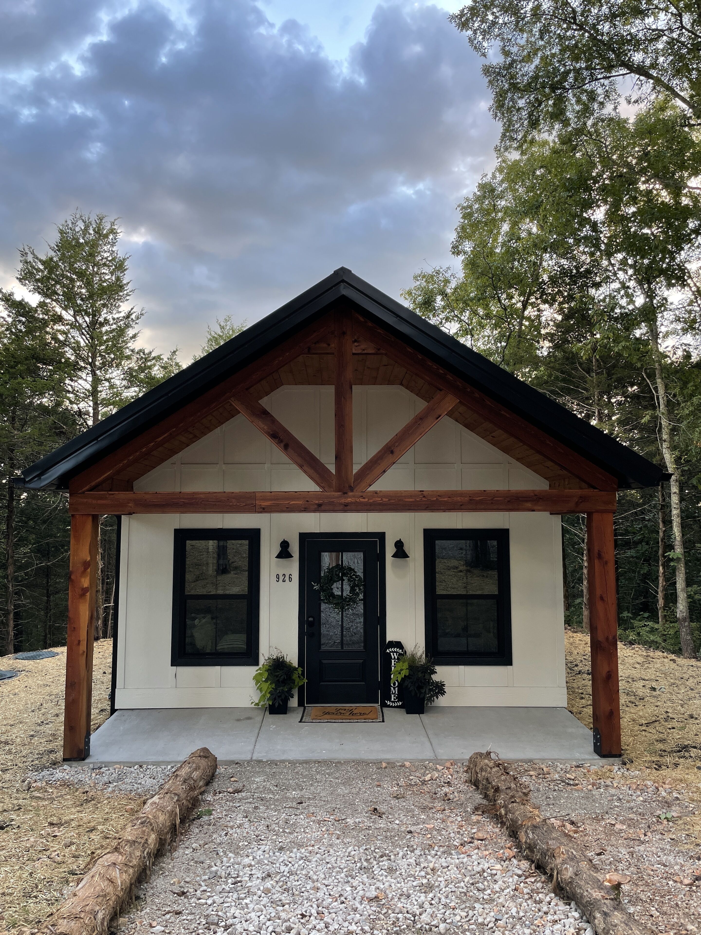 Peaceful farm cottage near Branson, on property of a flower farm & apple orchard