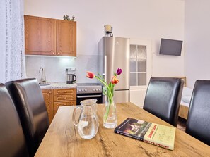 Fridge, oven, cookware/dishes/utensils