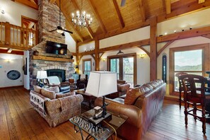 テレビ、暖炉、卓球台