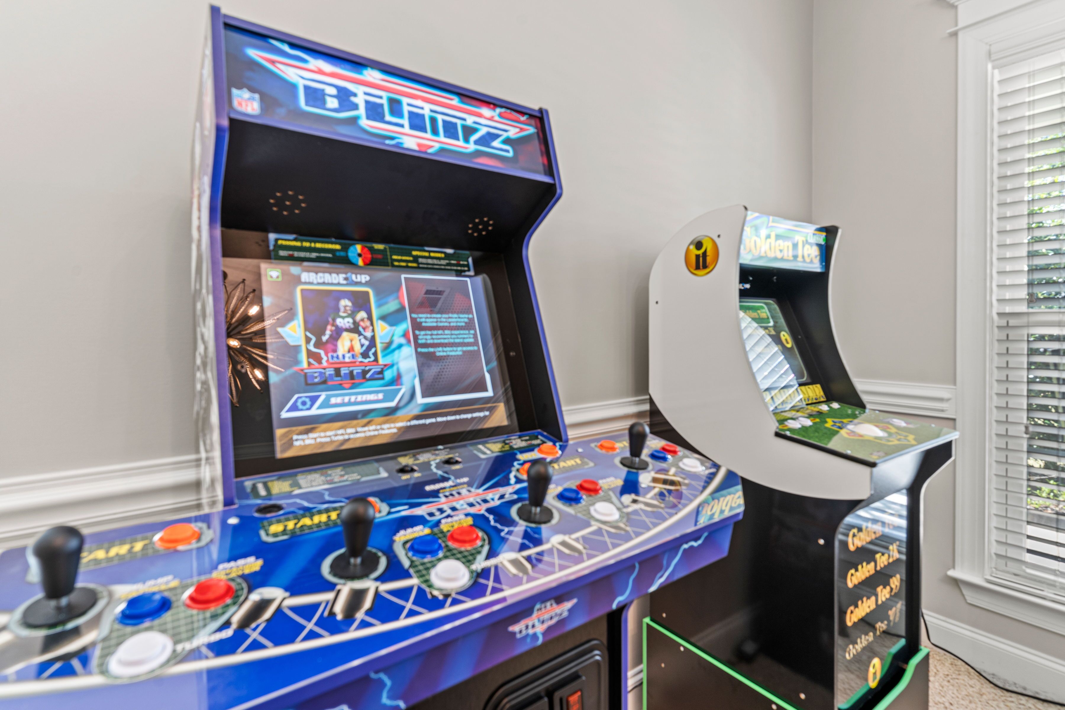 Eine Spielhalle mit zwei Automaten, einer mit der Aufschrift 'Blingz' und der andere mit 'Golden Tee'.