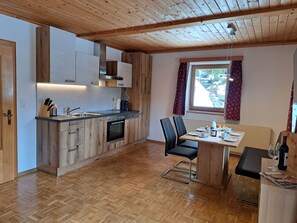 Fridge, oven, dishwasher, cookware/dishes/utensils