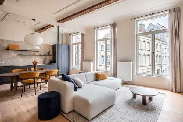 Stylish and bright living room with view on the vibrant city center