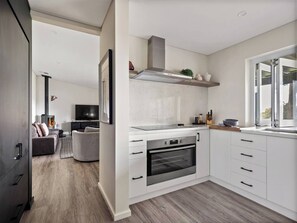 Køleskab, mikrobølgeovn, ovn, kogeplade