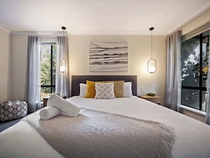 4 bedrooms, iron/ironing board, WiFi, bed sheets