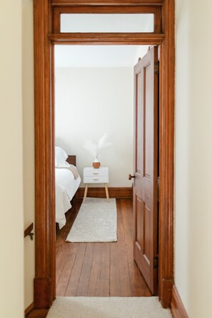 4 bedrooms, iron/ironing board, WiFi, bed sheets - Cozy and Spacious home with indoor HOT TUB - perfect for the whole family! (Conestoga)