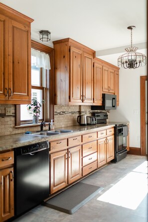 Fridge, microwave, oven, stovetop - Cozy and Spacious home with indoor HOT TUB - perfect for the whole family! (Conestoga)