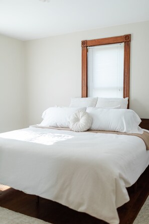 4 bedrooms, iron/ironing board, WiFi, bed sheets