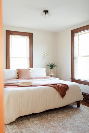 4 bedrooms, iron/ironing board, WiFi, bed sheets