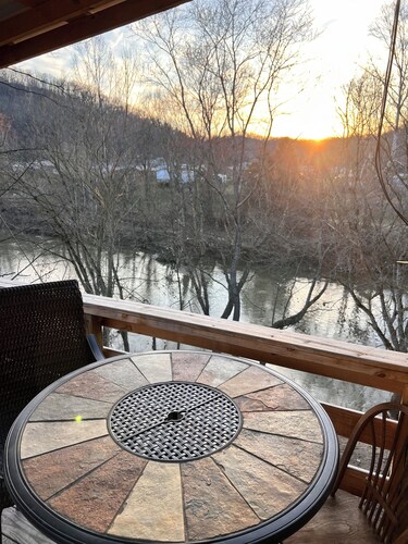 Riverview Retreat II, Charming 2 BR apartment with WiFi in Chapmanville, WV
