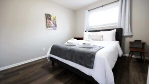 3 habitaciones, escritorio y tabla de planchar con plancha 