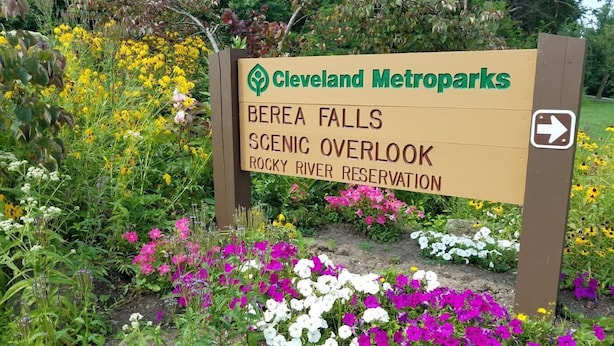 Segnaletica per Berea Falls Scenic Overlook nella Riserva di Rocky River, parte dei Cleveland Metroparks.