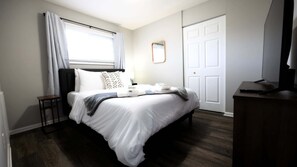 3 chambres, bureau, fer et planche à repasser, lit parapluie